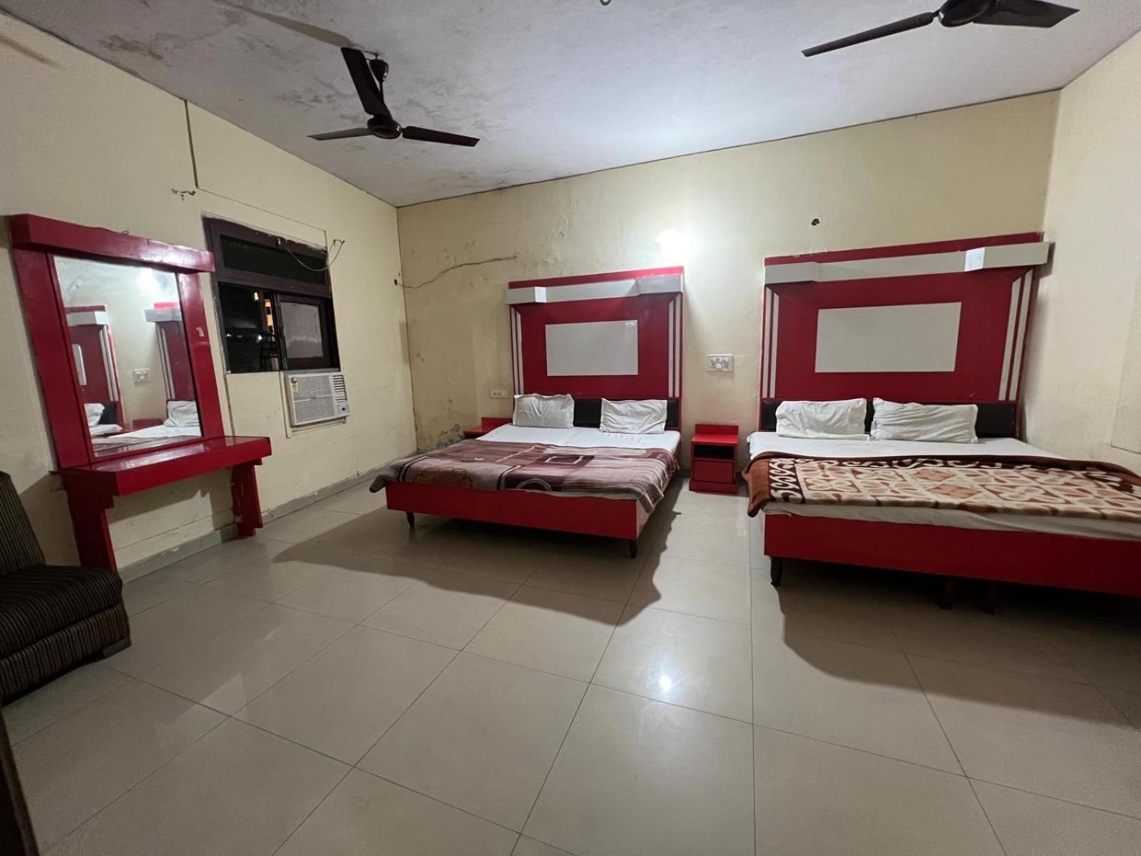 Hotel Skylark Amritsar Buitenkant foto